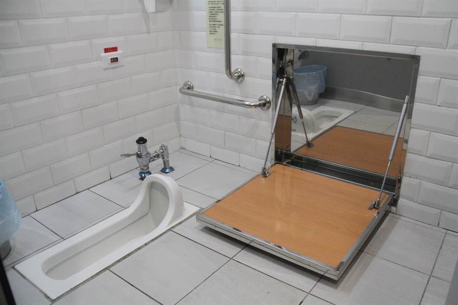 性別友善廁所內設有更衣平台