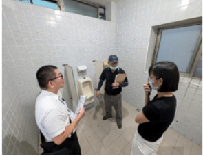 委員針對現場缺失向管理單位說明